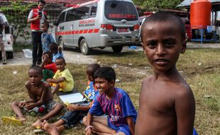 Des enfants Rohingya dans leur abri de fotune à Lhokseumawe en Indonésie.
