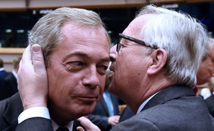Le chef de l'UKIP Nigel Farage accueilli par le président de la Commission européenne Jean-Claude Juncker à Bruxelles le 28 juin 2016