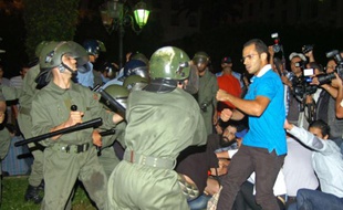 Samedi 3 août 2013, des manifestants qui dénoncent la grâce d'un pédophile espagnol, se sont opposés aux forces de l'ordre devant le Parlement de Rabat.