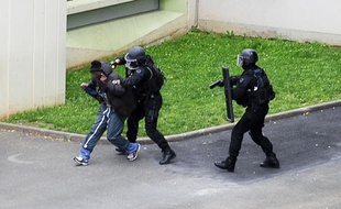 Le preneur d'otage est interpellé par les forces de l'ordre dans la cour d'une école maternelle de Vitry-sur-Seine (Val-de-Marne) , le 10 juillet 2012.
