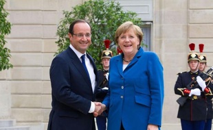 La France et l'Allemagne veulent "approfondir l'union économique, monétaire et demain politique", a déclaré mercredi François Hollande en recevant la chancelière allemande Angela Merkel à la veille d'un sommet européen jugé déterminant pour l'avenir de la zone euro.