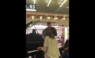 La pianiste Valérie Marie et le chanteur Grégory Benchenafi ont improvisé une reprise de la chanson «Hallelujah» de Leonard Cohen, le 18 février 2018 à l'aéroport de Toulouse-Blagnac.