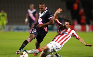 Nicolas Maurice Belay (Bordeaux), taclé par Milan Jovanovic (Belgrade) le 30 août 2012 dans le cadre de le Ligue Europa.
