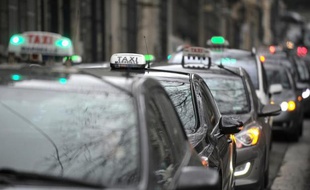 Le Conseil d'Etat se prononcera, sans doute d'ici la fin de la semaine, sur un décret contesté par les sociétés de Voitures de tourisme avec chauffeur (VTC) qui leur impose des contraintes à la réservation qu'elles estiment trop favorables aux taxis.