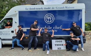 Christophe Le Fur (au centre) a installé son food truck depuis quelques jours à Loudéac.