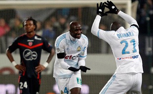 Les Marseillais Alou Diarra et Diawara célébrent le but marqué contre Valenciennes lors de la 24e journée de Ligue 1 le 18 févrie 2012.