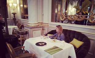 La journaliste anglaise Louise Ekland au Cinq, pendant son repas.