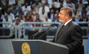 In this hand out picture released by the Egyptian Presidency Egyptian President Mohammed Morsi gives his speech to Le président islamiste égyptien a de nouveau appelé l'opposition au dialogue pour tenter d'atténuer les vives tensions politiques dans le pays à l'approche de manifestations prévues pour réclamer son départ.