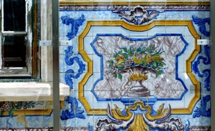 Un mur d'"azulejos", de la céramique peinte qui symbolise la culture portugaise, photo prise le 5 juin à Lisbonne