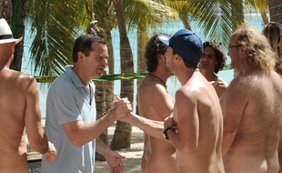 Guillaume de Tonquédec dans un camp naturiste en Guadeloupe, pour l'épisode 2 de la saison 7 de