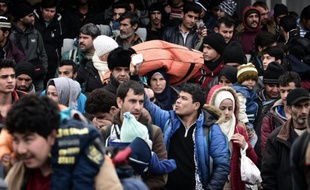 Des centaines de migrants à leur arrivée le 10 février 2016 dans le port du Pirée