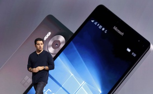 Panos Panay, vice-président «devices» de Microsoft, présente le smartphone Lumia 950, le 6 octobre 2015.