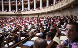 Plus calmes que les vrais députés et convaincus du "pouvoir d'aider les gens", 577 écoliers représentant samedi toutes les circonscriptions à l'Assemblée nationale, de la Polynésie à la Sarthe en passant par le Maghreb, ont choisi la lutte contre les violences comme priorité.