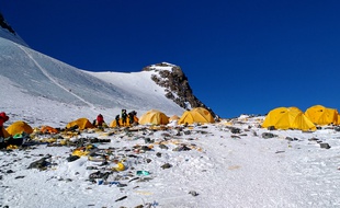 Les déchets laissés par les randonneurs et les alpinistes sur l'Everest sont de plus en plus nombreux. Ici, le camp 4, le 21 mai 2019.
