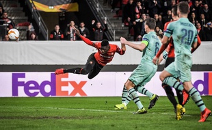 Ismaila Sarr a inscrit un 3e but crucial d'une superbe tête plongeante.