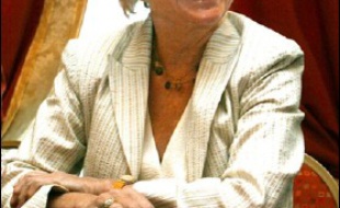 La magistrate Eva Joly, qui a instruit l'affaire Elf, reproche au réalisateur Claude Chabrol de réduire, dans le film que ce scandale lui a inspiré, la portée de ce dossier de corruption financière à "un petit théâtre de moeurs" et de "violer l'intimité de (sa) vie privée".