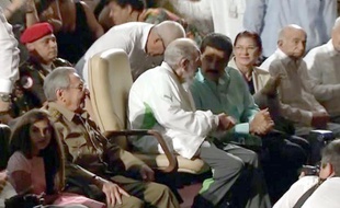 Fidel Castro apparaît en public au côté de son frère Raul et du président vénézuélien Nicolas Maduro, le 13 août 2013.