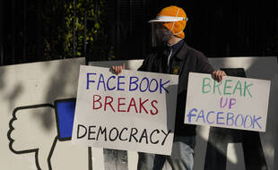 Un manifestant réclame le démantèlement de Facebook, le 21 novembre 2020 à San Francisco.