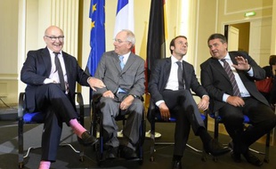 de g à d: les ministres français et allemand des Finances Michel Sapin et Wolfgang Schaeuble, et de l'Economie Emmanuel Macron et Sigmar Gabriel à Berlin le 20 octobre 2014