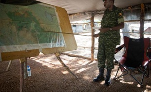 Un soldat de l'UPDF, l'armée ougandaise engagée dans la lutte contre la guerilla de la LRA, montre une carte à la base militaire de Kocho en Centrafrique, le 24 juin 2014