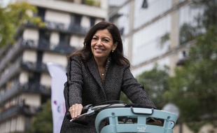 La maire de Paris Anne Hidalgo à vélo. (Illustration)