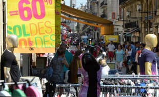 Des passants font les soldes à Bordeaux le 25 juin 2014