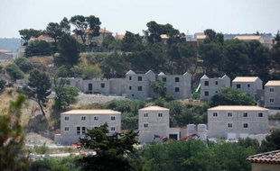Une petite maison, un bout de jardin: c'était "le rêve" caressé par 23 familles marseillaises modestes qui, quatre ans après la livraison prévue, mènent une bataille sans fin avec un promoteur désormais poursuivi pour escroquerie.