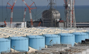 Cette photo prise le 3 février 2020 montre le bâtiment de trois réacteurs et les réservoirs de stockage pour l'eau contaminée de la centrale nucléaire de Fukushima Daiichi de Tokyo Electric Power Company (TEPCO) à Okuma, préfecture de Fukushima.