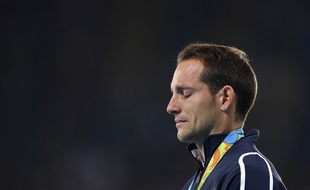 Renaud Lavillenie pleure, sifflé par le public, lors de la remise de sa médaille d'argent aux JO de Rio.