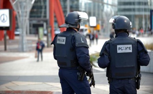 Des policiers patrouillent à La Défense, le 16 novembre 2015