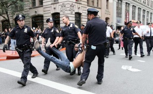 Des policiers new-yorkais portent un manifestant du mouvement Occupy Wall Street, le 24 septembre 2011.