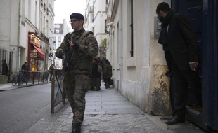 Un militaire en faction devant une école juive à Paris, le 12 janvier 2015