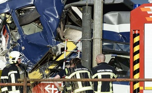 Les secours tentent d'aider les blessés à Granges-pres-Marnand, lieu de la collision entre deux trains dans l'ouest de la Suisse lundi 29 juillet 2013.