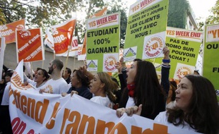 "On ne fait pas la manche, on veut le dimanche": environ 150 salariés des enseignes de bricolage Leroy Merlin et Castorama se sont rassemblés mercredi à proximité de l'hôtel Matignon pour réclamer de pouvoir travailler le dimanche.