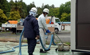Quelque 250 litres d'eau radioactive se sont répandus à la centrale accidentée de Fukushima, sous une tente qui abrite des systèmes de dessalement dont un a fui, a indiqué vendredi l'exploitant du site atomique, révisant à la baisse une estimation antérieure.