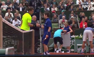 Stan Wawrinka félicite le ramasseur de balles avec qui il a échangé quelques coups à Roland-Garros le 29 mai 2016.