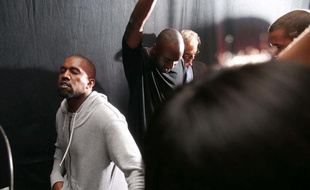 Kanye West faisant écouter son album Yeezus à des amis, à New York, juin 2013