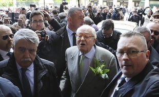 Jean-Marie Le Pen devant la statue de Jeanne d'Arc à Paris, le 1er mai 2018