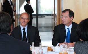Les PDG d'Orange, Stéphane Richard (G), et Bouygues, Martin Bouygues (D), lors d'une réunion au ministère de l’Économie, à Paris, le 17 juillet 2012.