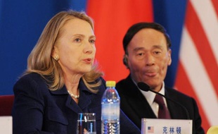 La secrétaire d'Etat américaine Hillary Clinton a terminé samedi une visite en Chine après avoir obtenu un accord fragile sur le militant aveugle chinois des droits civiques Chen Guangcheng, qui attend à présent de pouvoir quitter son pays et se rendre aux Etats-Unis.