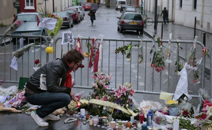 Les hommages se poursuivent devant les locaux de Charlie Hebdo ce vendredi 9 2015.