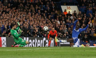 Le but de Demba Ba qui a éliminé le PSG en 2014.