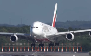 Un A380 tente de se poser en Allemagne malgré la tempête