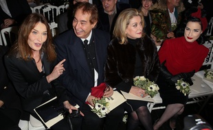 Carla Bruni et Catherine Deneuve au défilé Jean-Paul Gaultier le 29 janvier 2015
