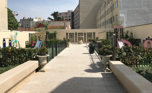 Le jardin situé rue Paul Bert est composé d'un espace bleu à gauche et d'un espace rose à droite.