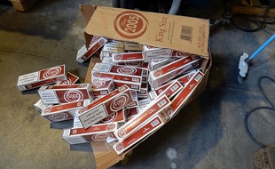 Saisie de cigarettes de contrebande par les douaniers (illustration).