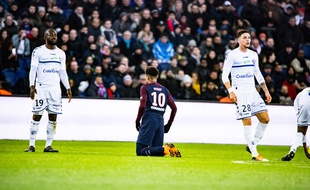 La fameuse photo de Neymar et Stéphane Bahoken, aux côtés de Jonas Martin réalisée au parc des princes par le photographe indépendant de Culture PSG, François Denat, depuis le bord du terrain.