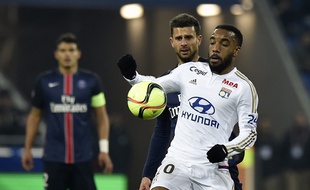 Thiago Motta, ici à la lutte avec Alexandre Lacazette, a été décevant ce dimanche face à l'OL.