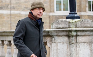 L'homme d'affaires Franco-algérien Alexandre Djouhri quitte le 13 janvier 2016 le commissariat de Londres où il doit pointer quotidiennement après son arrestation dans l'enquête sur des soupçons de financement libyen de la campagne de l'ex-président Nicolas Sarkozy.