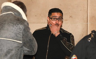Jawad Bendaoud arrive à la cour d'appel de Paris où il est jugé pour "recel de malfaiteurs terroristes", le 21 novembre 2018.